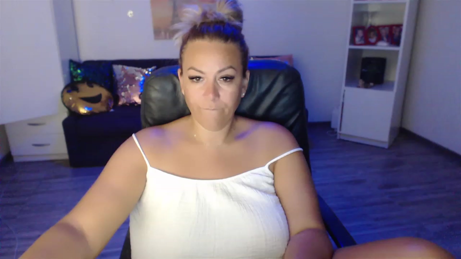 Gallery image thumbnail from A_baby_Boo's myfreecams stream on, 08/22/2023, 14:25 image 10 of 20