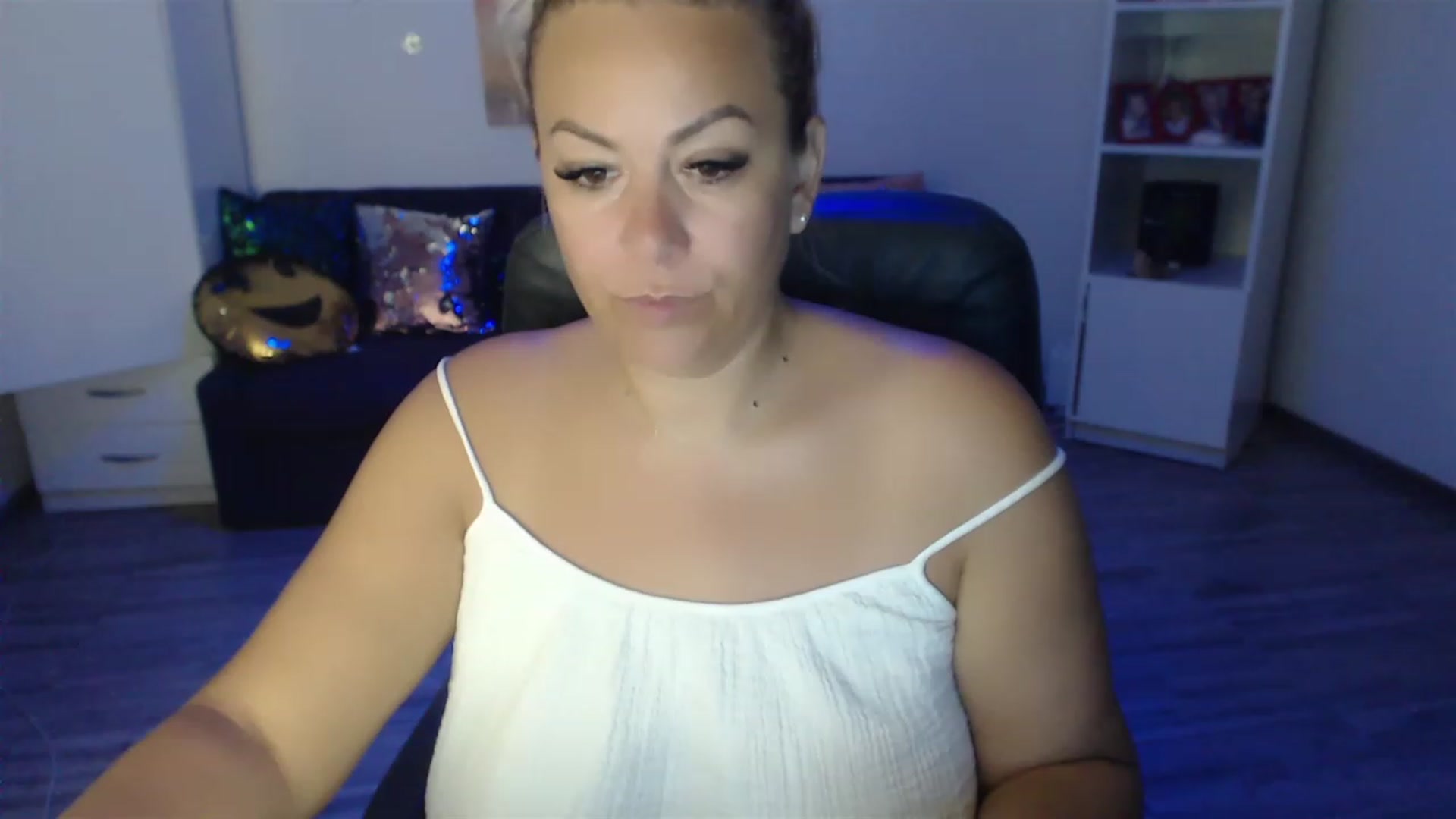 Gallery image thumbnail from A_baby_Boo's myfreecams stream on, 08/22/2023, 14:25 image 12 of 20
