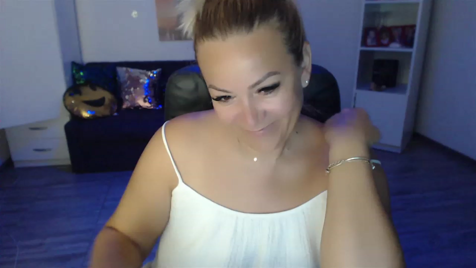 Gallery image thumbnail from A_baby_Boo's myfreecams stream on, 08/22/2023, 14:25 image 14 of 20
