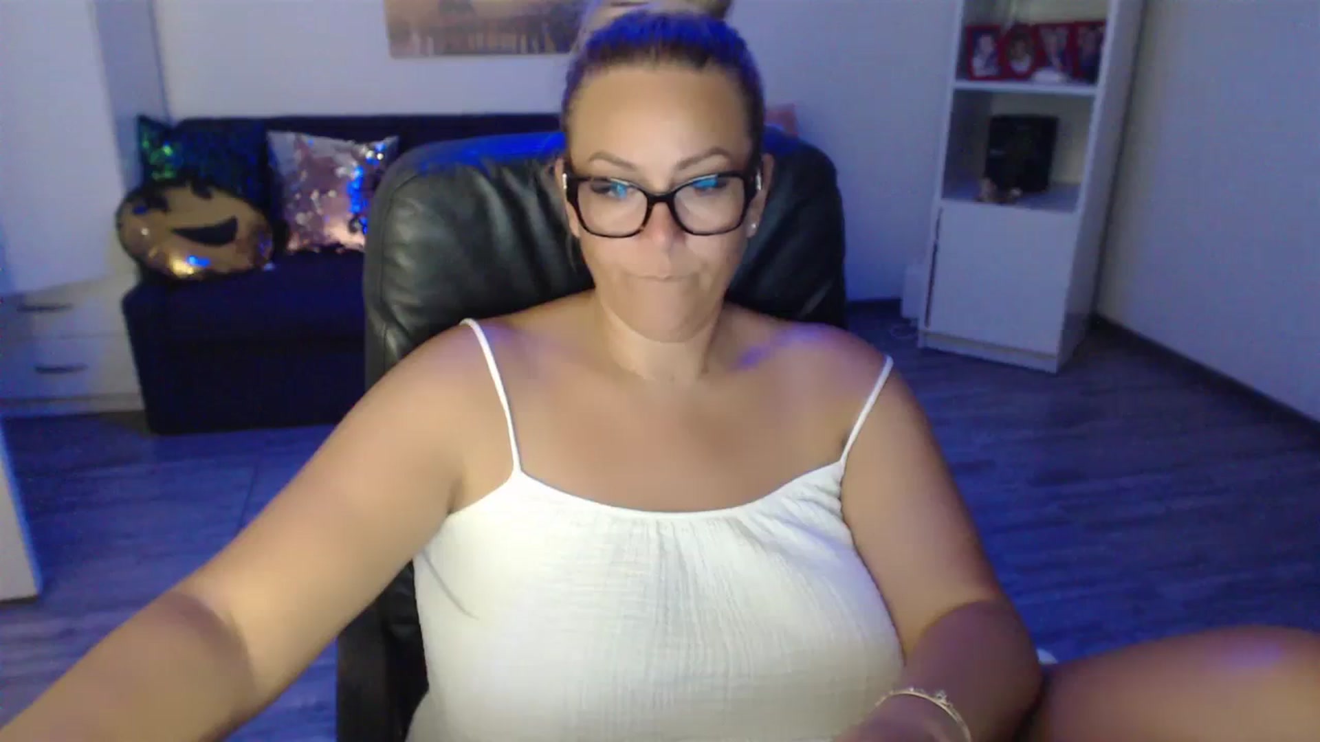 Gallery image thumbnail from A_baby_Boo's myfreecams stream on, 08/22/2023, 21:54 image 10 of 20