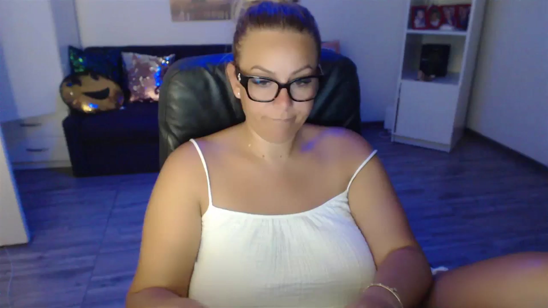 Gallery image thumbnail from A_baby_Boo's myfreecams stream on, 08/22/2023, 21:54 image 6 of 20