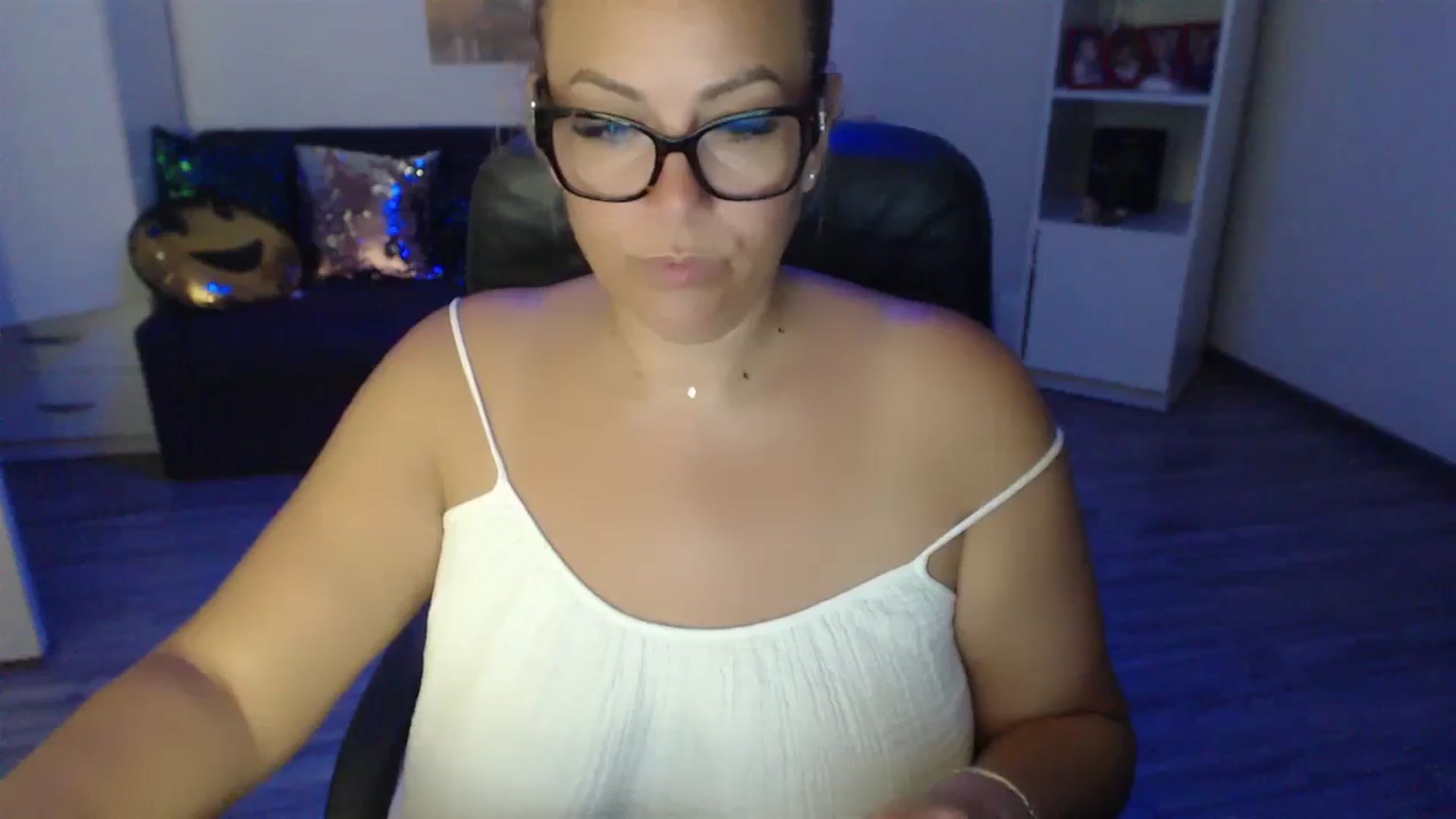 Gallery image thumbnail from A_baby_Boo's myfreecams stream on, 08/22/2023, 21:54 image 17 of 20