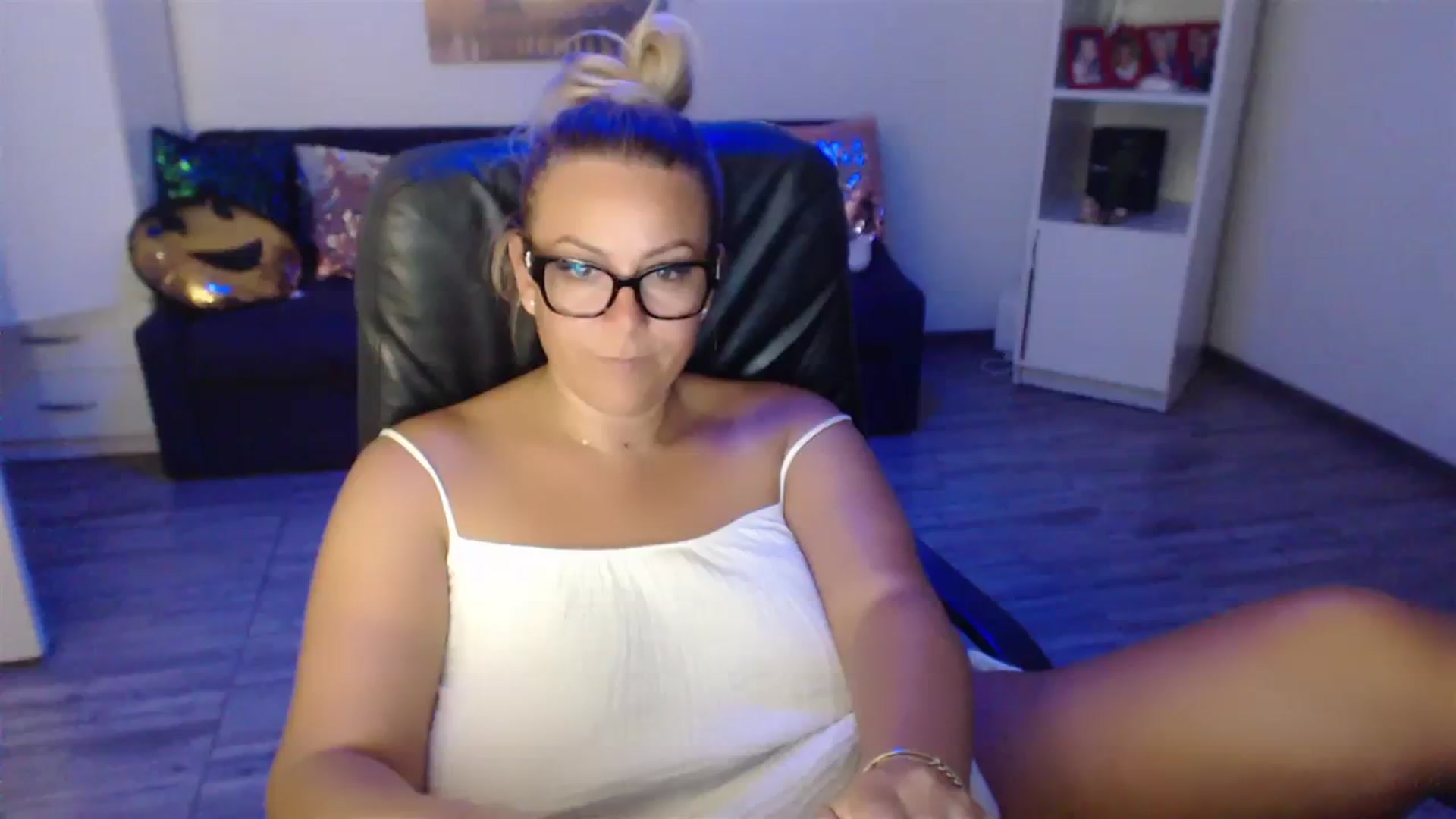 Gallery image thumbnail from A_baby_Boo's myfreecams stream on, 08/22/2023, 21:54 image 15 of 20