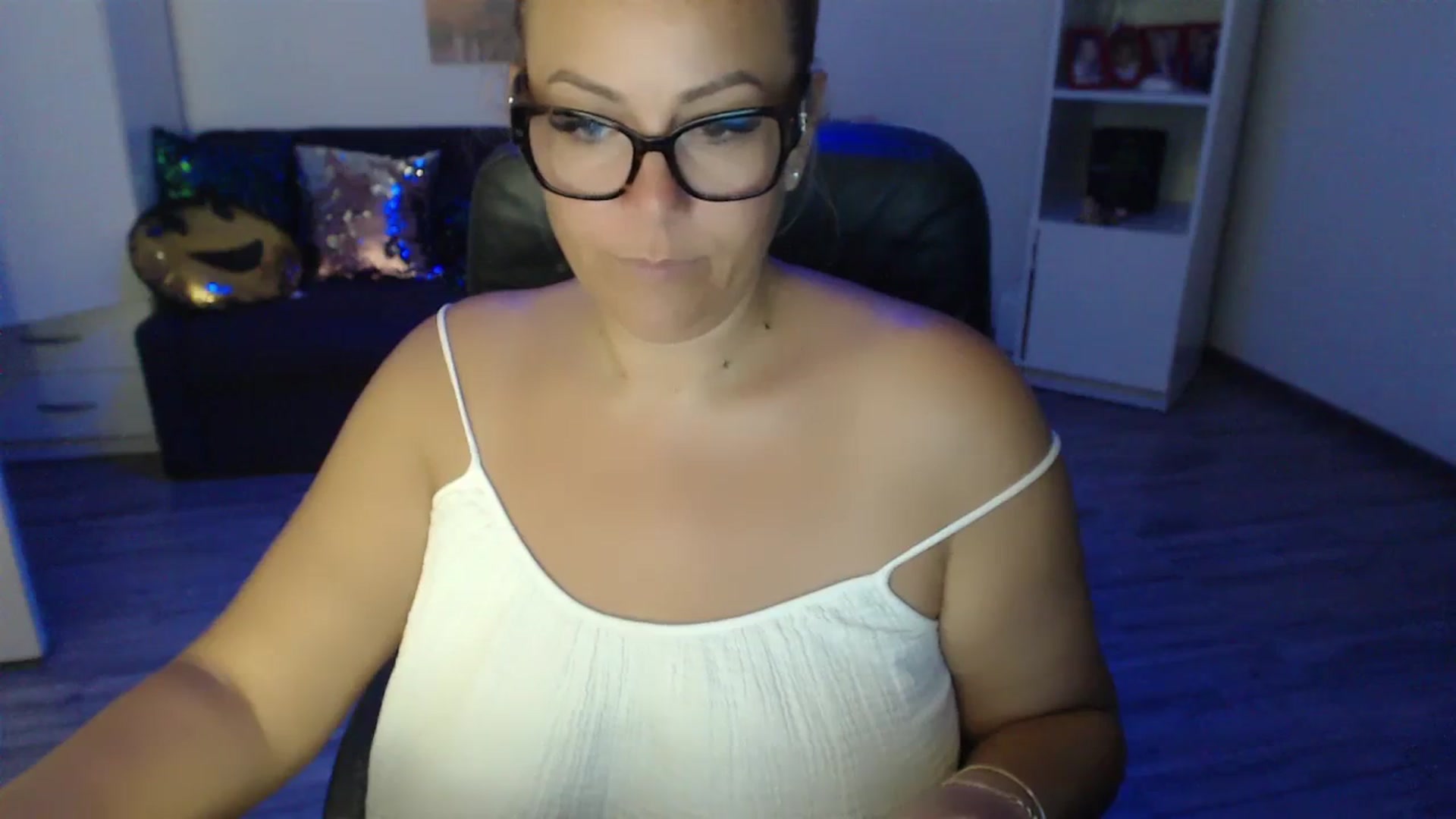 Gallery image thumbnail from A_baby_Boo's myfreecams stream on, 08/22/2023, 21:54 image 16 of 20