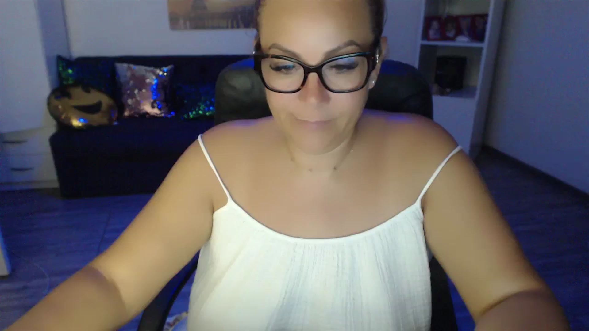 Gallery image thumbnail from A_baby_Boo's myfreecams stream on, 08/23/2023, 24:01 image 11 of 20
