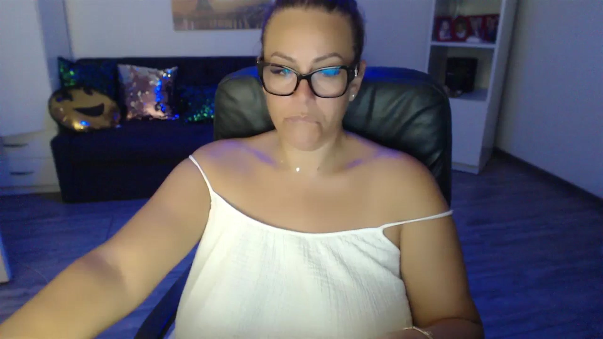 Gallery image thumbnail from A_baby_Boo's myfreecams stream on, 08/23/2023, 24:01 image 6 of 20