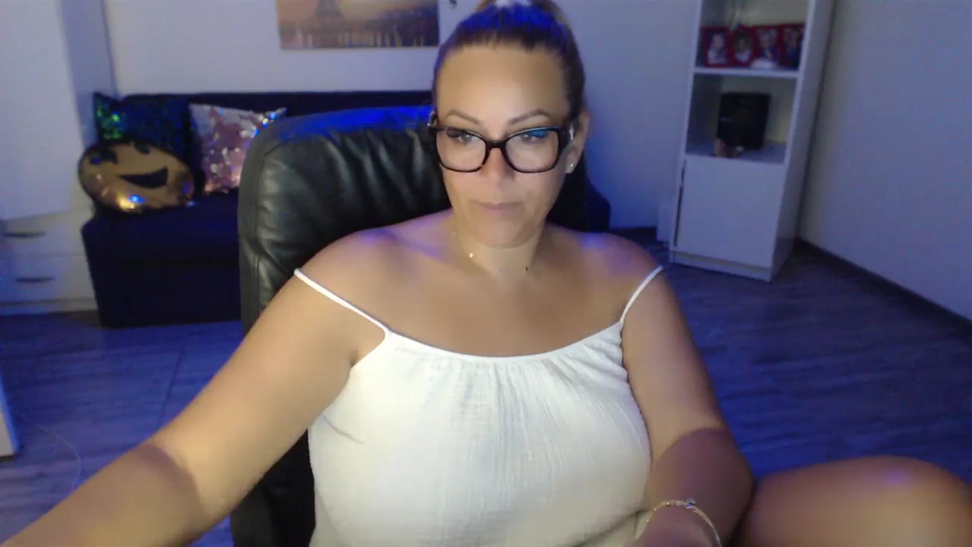 Gallery image thumbnail from A_baby_Boo's myfreecams stream on, 08/23/2023, 24:01 image 18 of 20