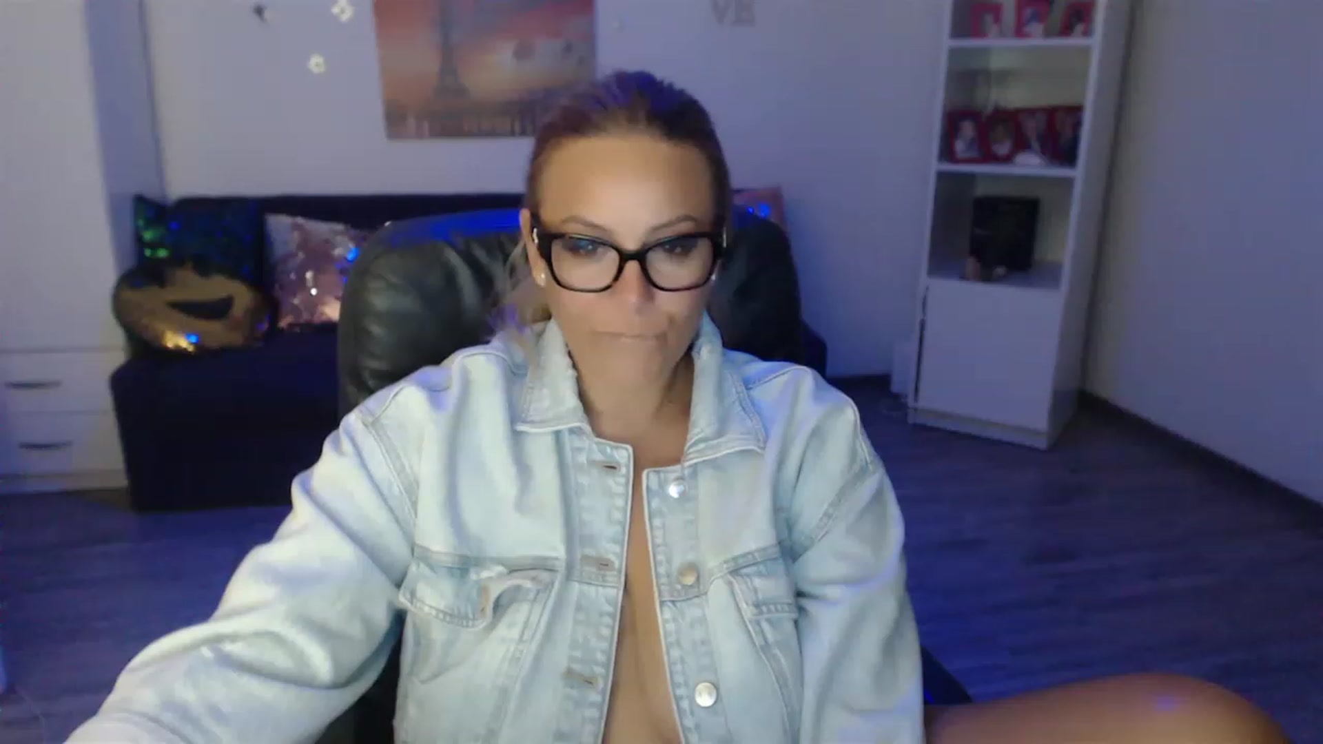 Gallery image thumbnail from A_baby_Boo's myfreecams stream on, 08/26/2023, 20:00 image 11 of 20