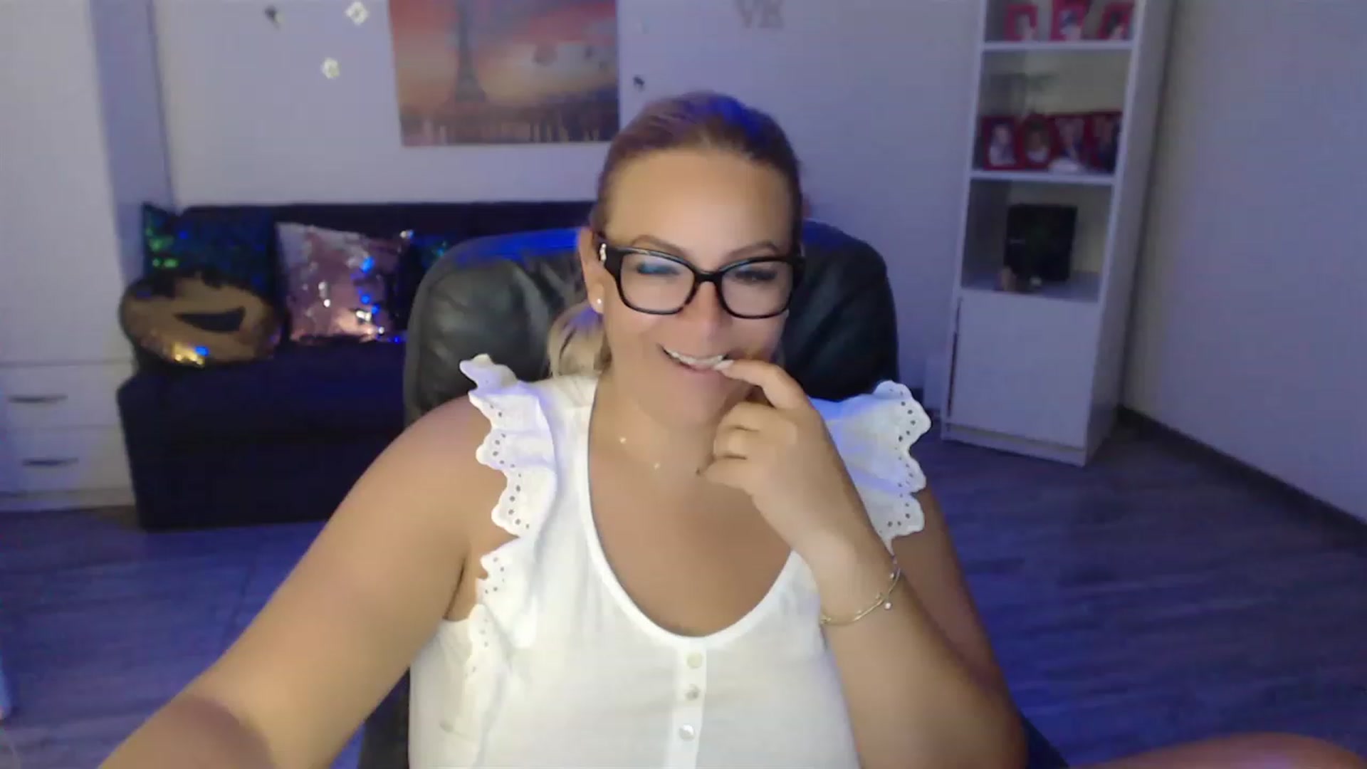 Gallery image thumbnail from A_baby_Boo's myfreecams stream on, 08/27/2023, 07:49 image 16 of 20