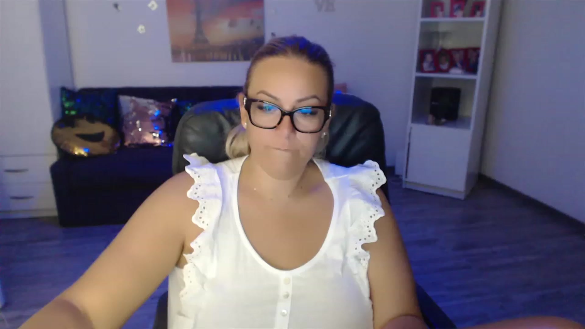 Gallery image thumbnail from A_baby_Boo's myfreecams stream on, 08/27/2023, 07:49 image 9 of 20