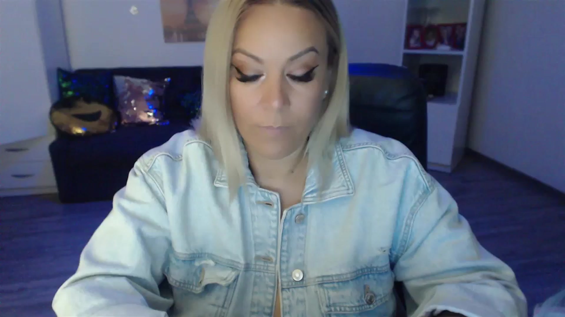 Gallery image thumbnail from A_baby_Boo's myfreecams stream on, 08/29/2023, 20:58 image 3 of 20
