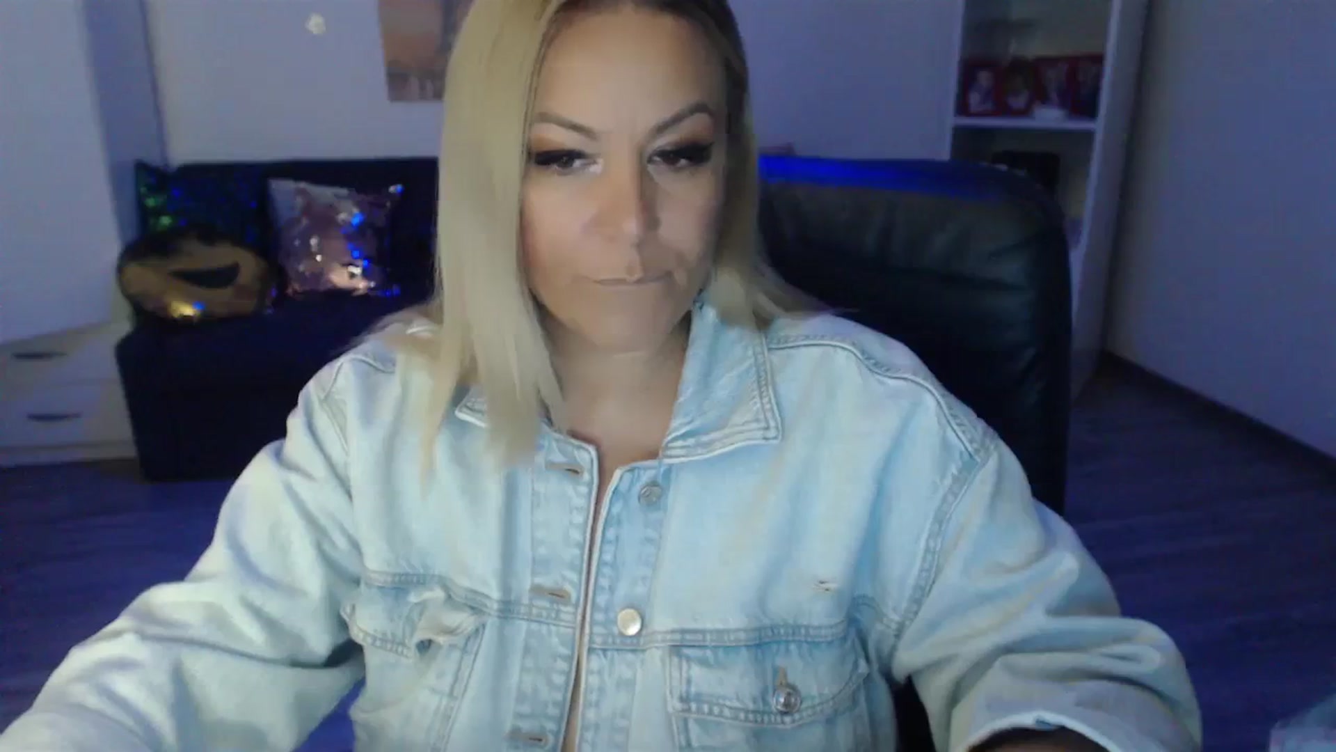 Gallery image thumbnail from A_baby_Boo's myfreecams stream on, 08/29/2023, 20:58 image 15 of 20