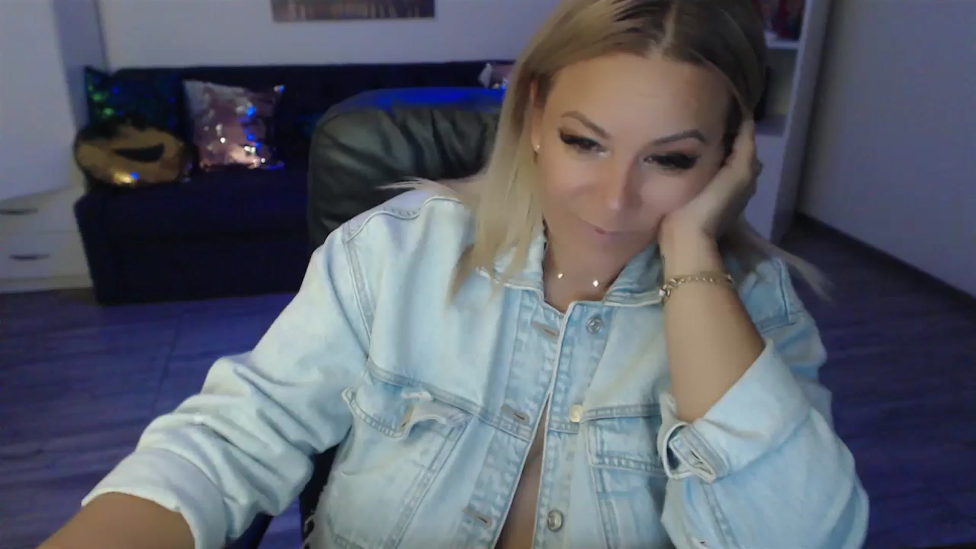 Gallery image thumbnail from A_baby_Boo's myfreecams stream on, 08/29/2023, 23:13 image 15 of 20