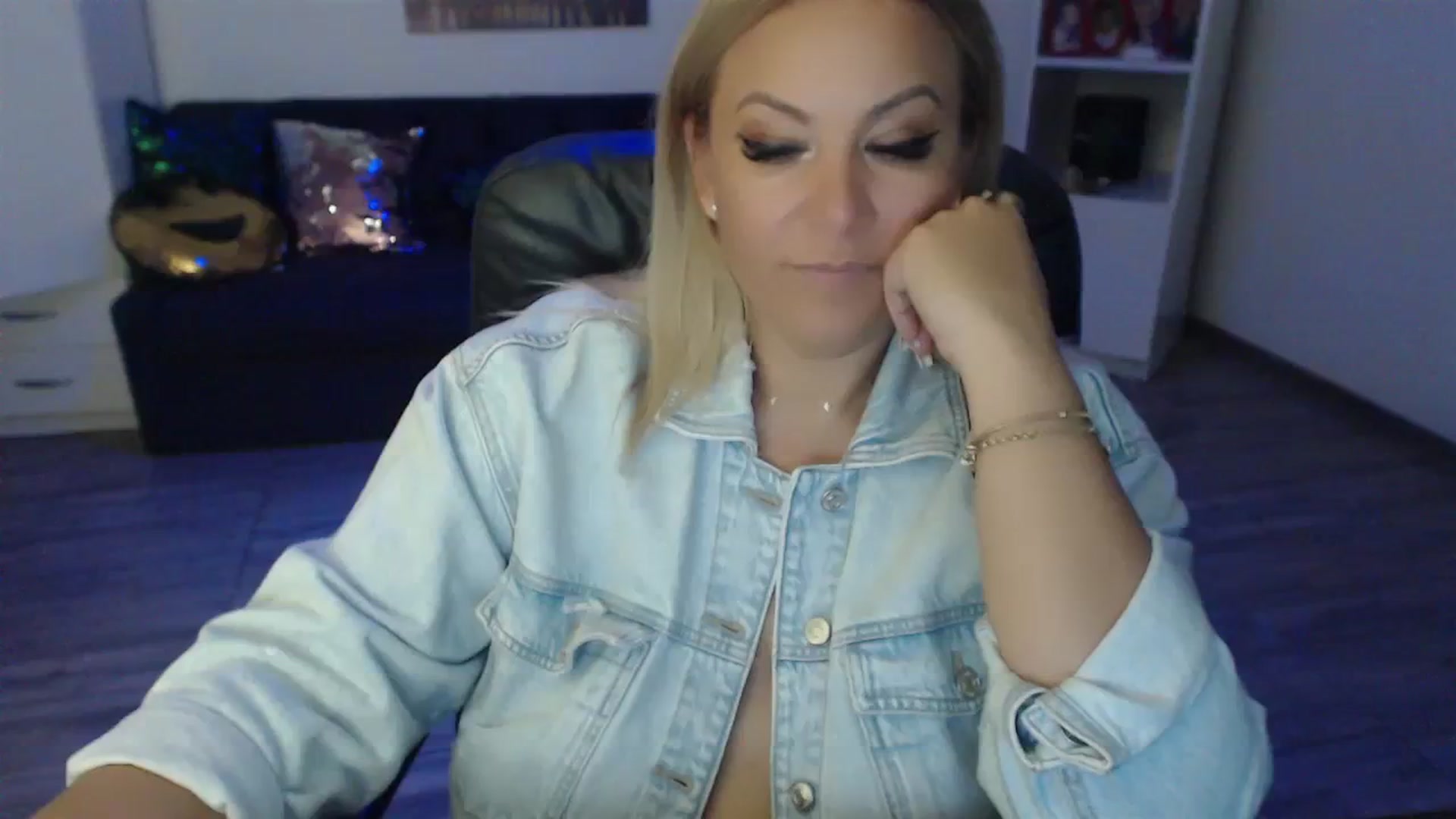 Gallery image thumbnail from A_baby_Boo's myfreecams stream on, 08/29/2023, 23:13 image 18 of 20