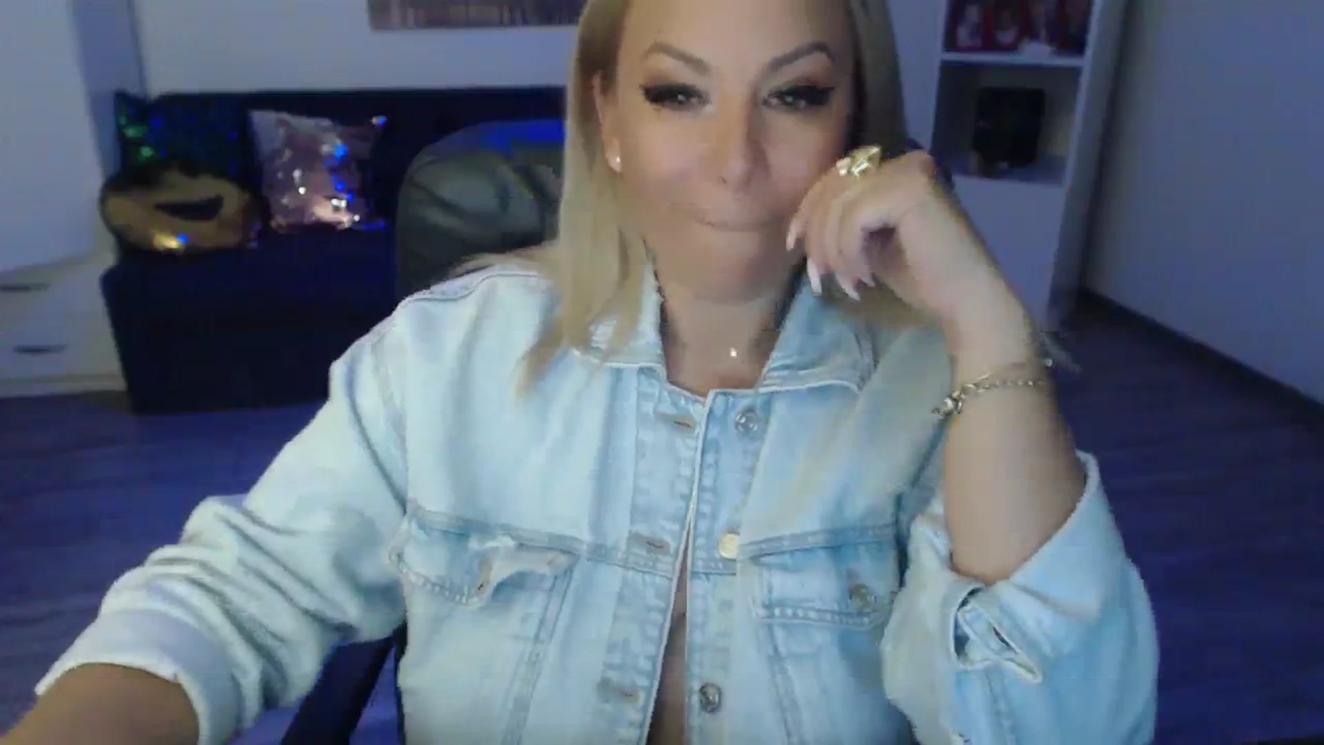 Gallery image thumbnail from A_baby_Boo's myfreecams stream on, 08/29/2023, 23:13 image 6 of 20