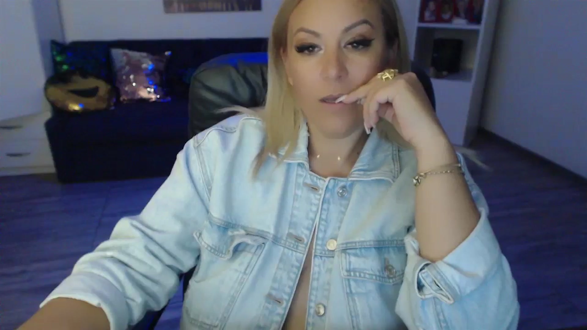 Gallery image thumbnail from A_baby_Boo's myfreecams stream on, 08/29/2023, 23:13 image 11 of 20
