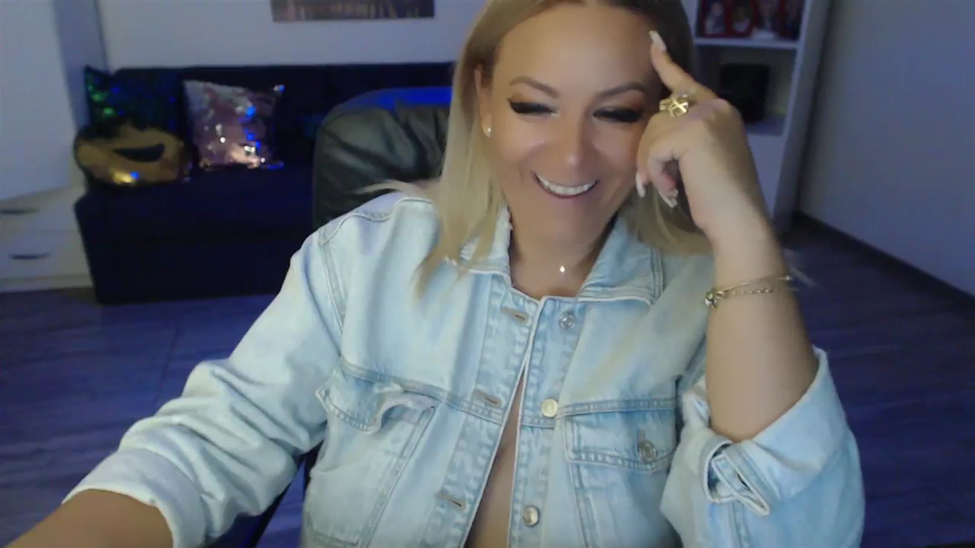 Gallery image thumbnail from A_baby_Boo's myfreecams stream on, 08/29/2023, 23:13 image 10 of 20
