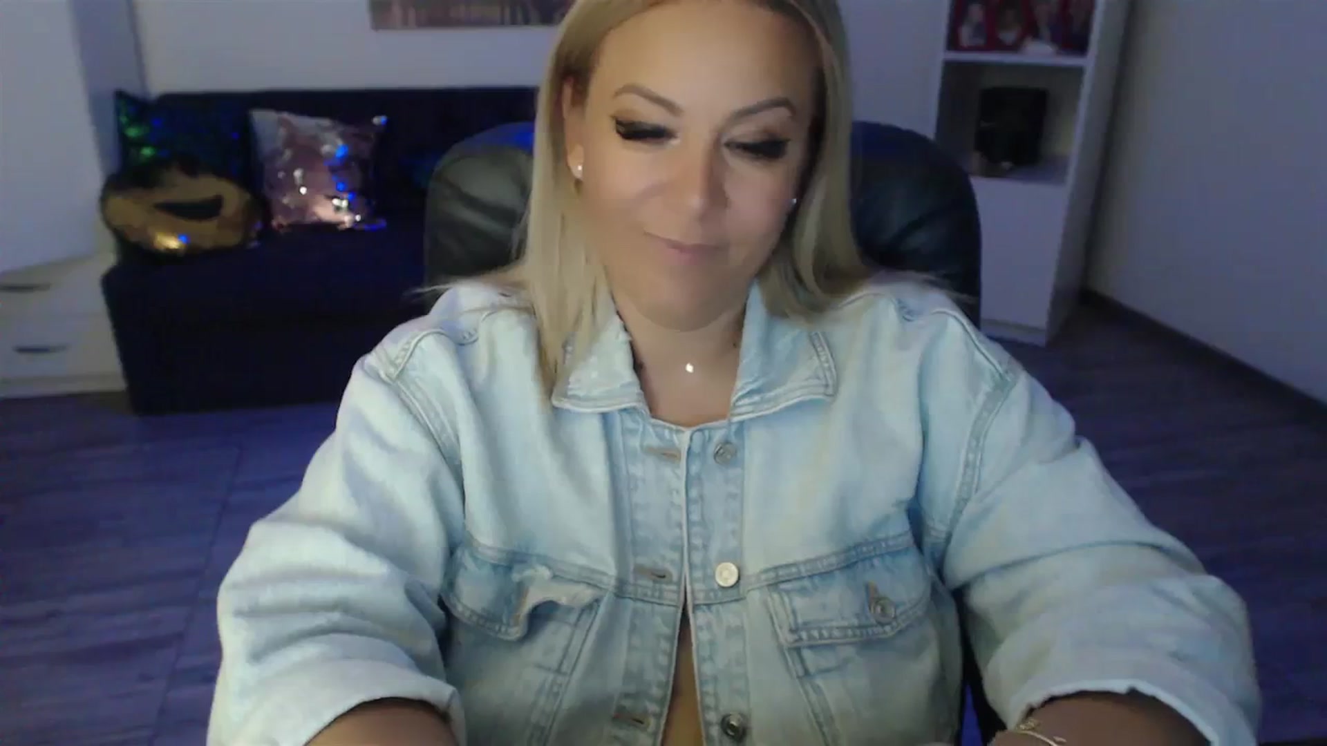 Gallery image thumbnail from A_baby_Boo's myfreecams stream on, 08/29/2023, 23:13 image 16 of 20