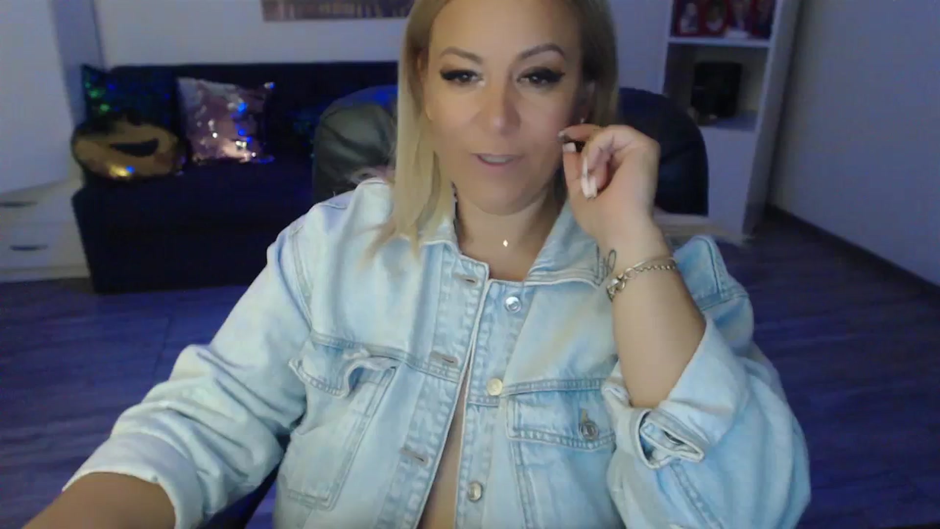 Gallery image thumbnail from A_baby_Boo's myfreecams stream on, 08/29/2023, 23:13 image 5 of 20