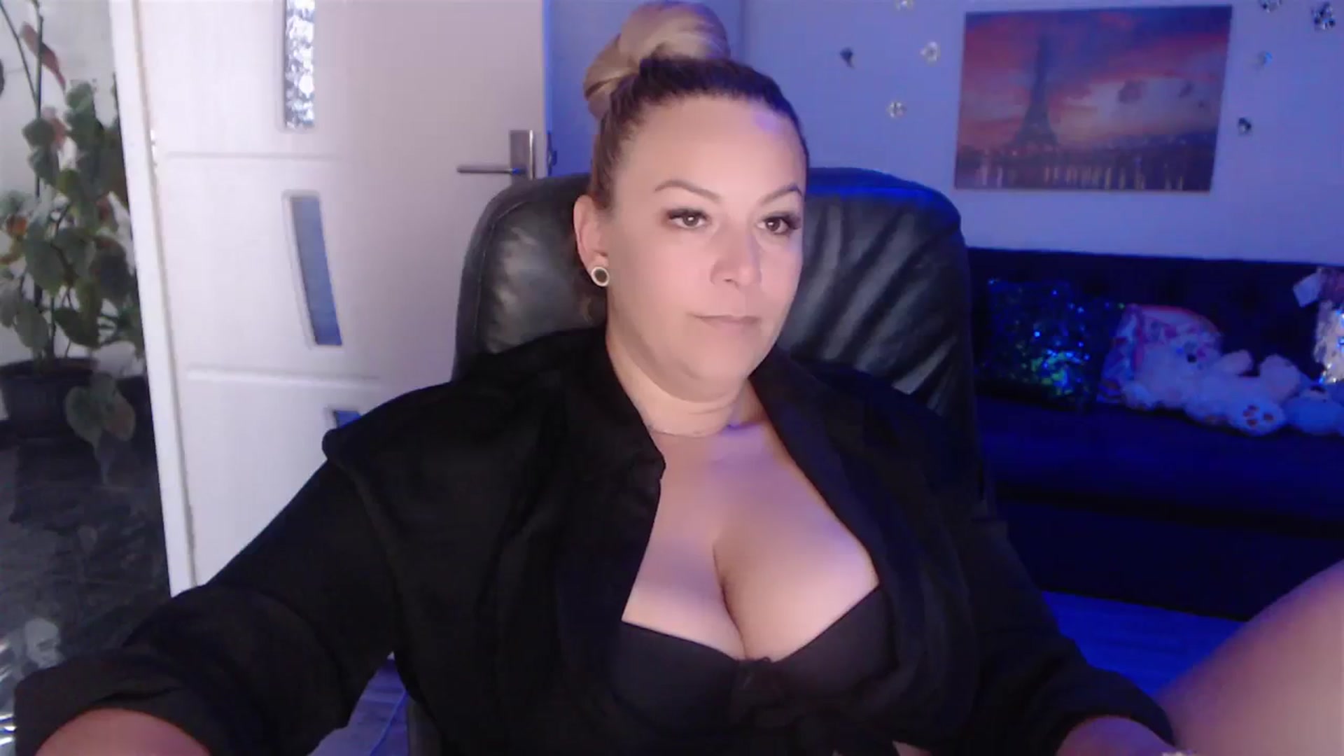 Gallery image thumbnail from A_baby_Boo's myfreecams stream on, 09/13/2023, 13:07 image 9 of 20