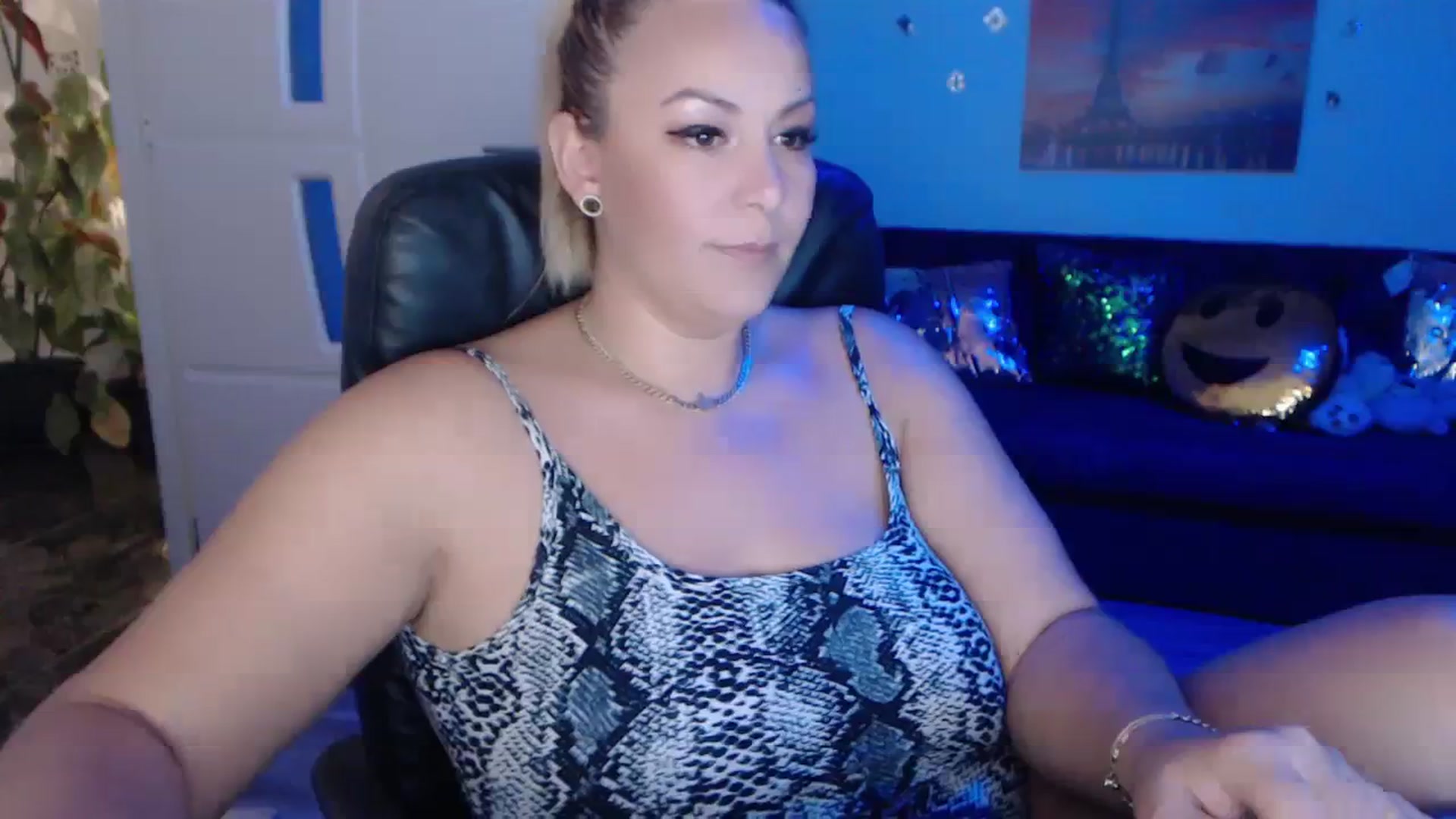 Gallery image thumbnail from A_baby_Boo's myfreecams stream on, 09/17/2023, 20:02 image 13 of 20