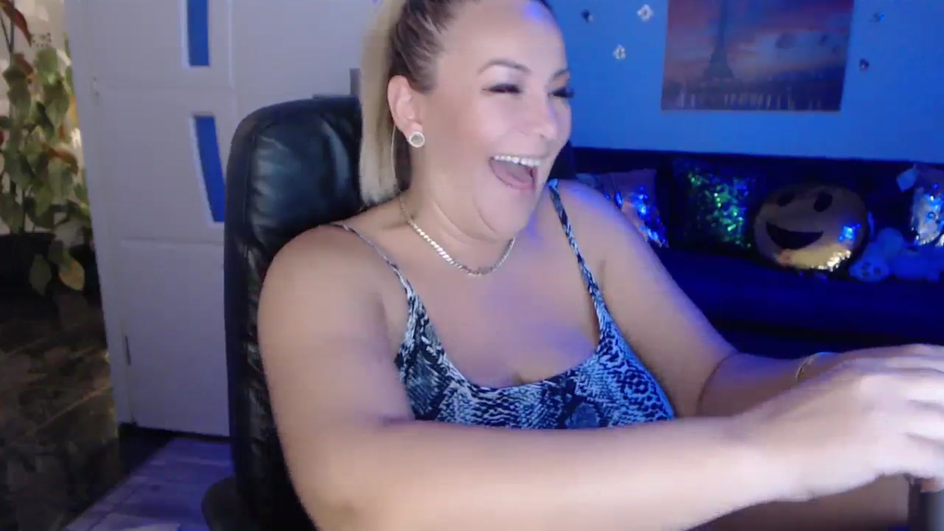 Gallery image thumbnail from A_baby_Boo's myfreecams stream on, 09/17/2023, 20:02 image 5 of 20