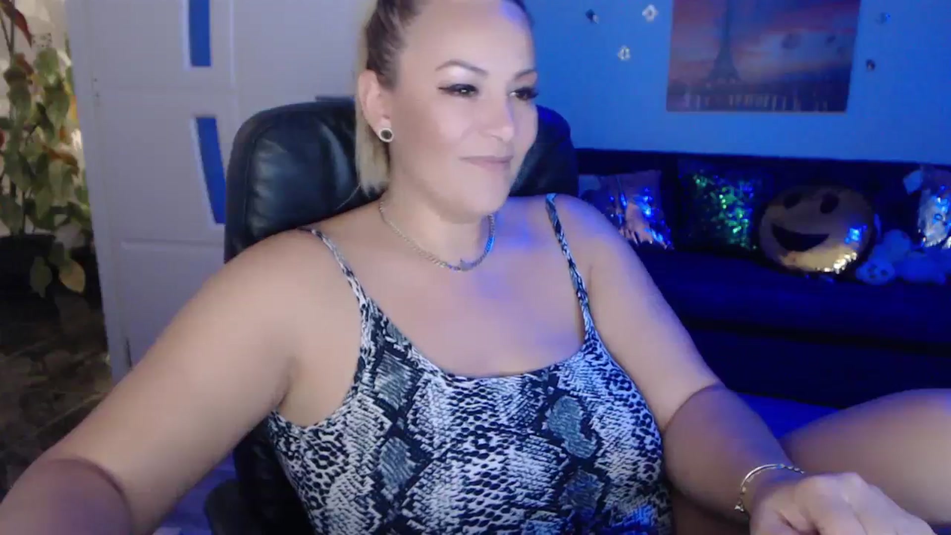 Gallery image thumbnail from A_baby_Boo's myfreecams stream on, 09/17/2023, 20:02 image 8 of 20
