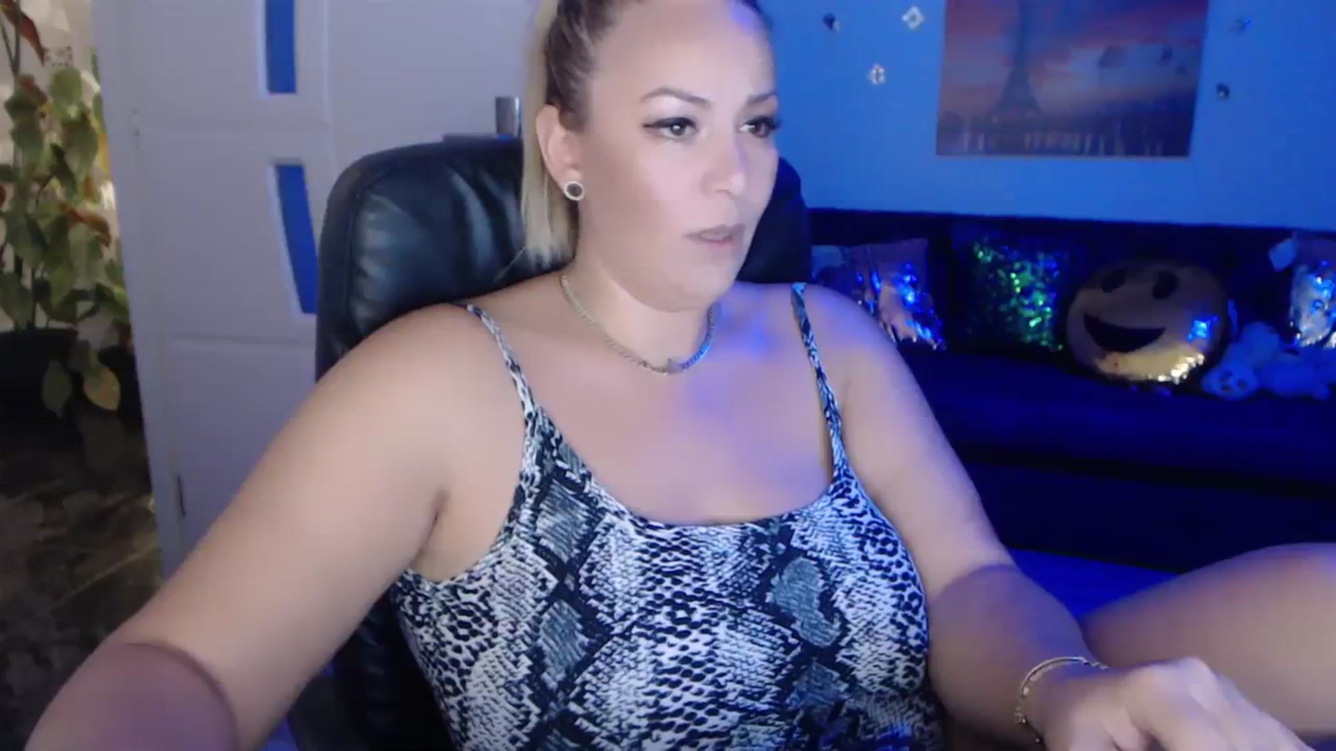 Gallery image thumbnail from A_baby_Boo's myfreecams stream on, 09/17/2023, 20:02 image 4 of 20