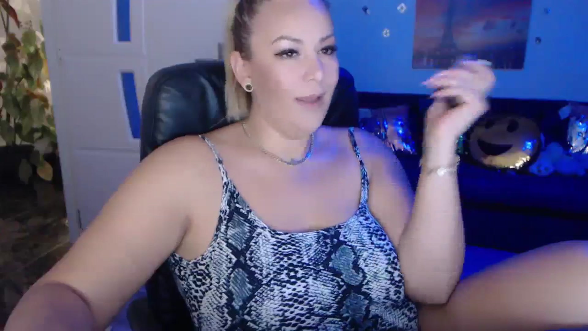 Gallery image thumbnail from A_baby_Boo's myfreecams stream on, 09/17/2023, 20:02 image 9 of 20