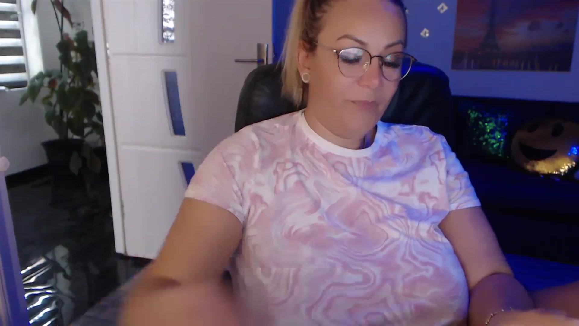 Gallery image thumbnail from A_baby_Boo's myfreecams stream on, 09/18/2023, 13:00 image 10 of 20