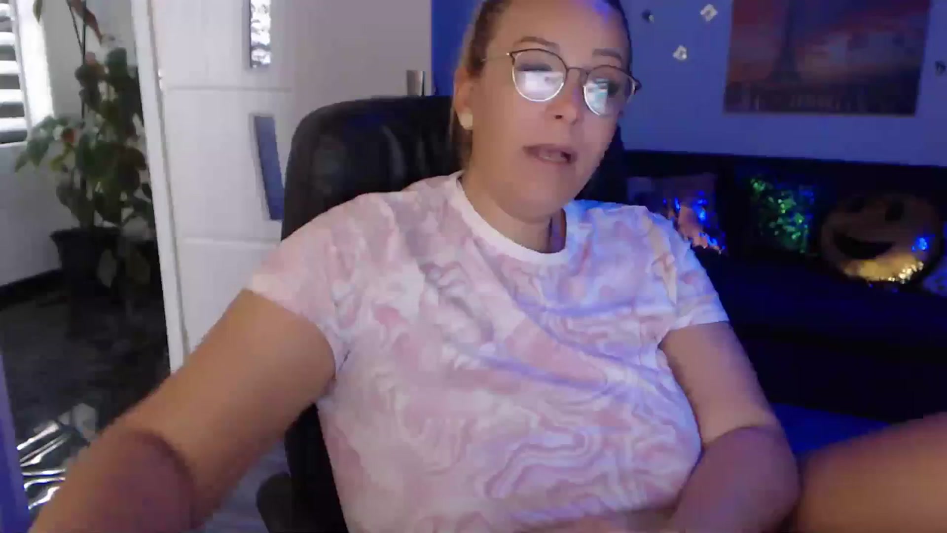 Gallery image thumbnail from A_baby_Boo's myfreecams stream on, 09/18/2023, 13:00 image 15 of 20