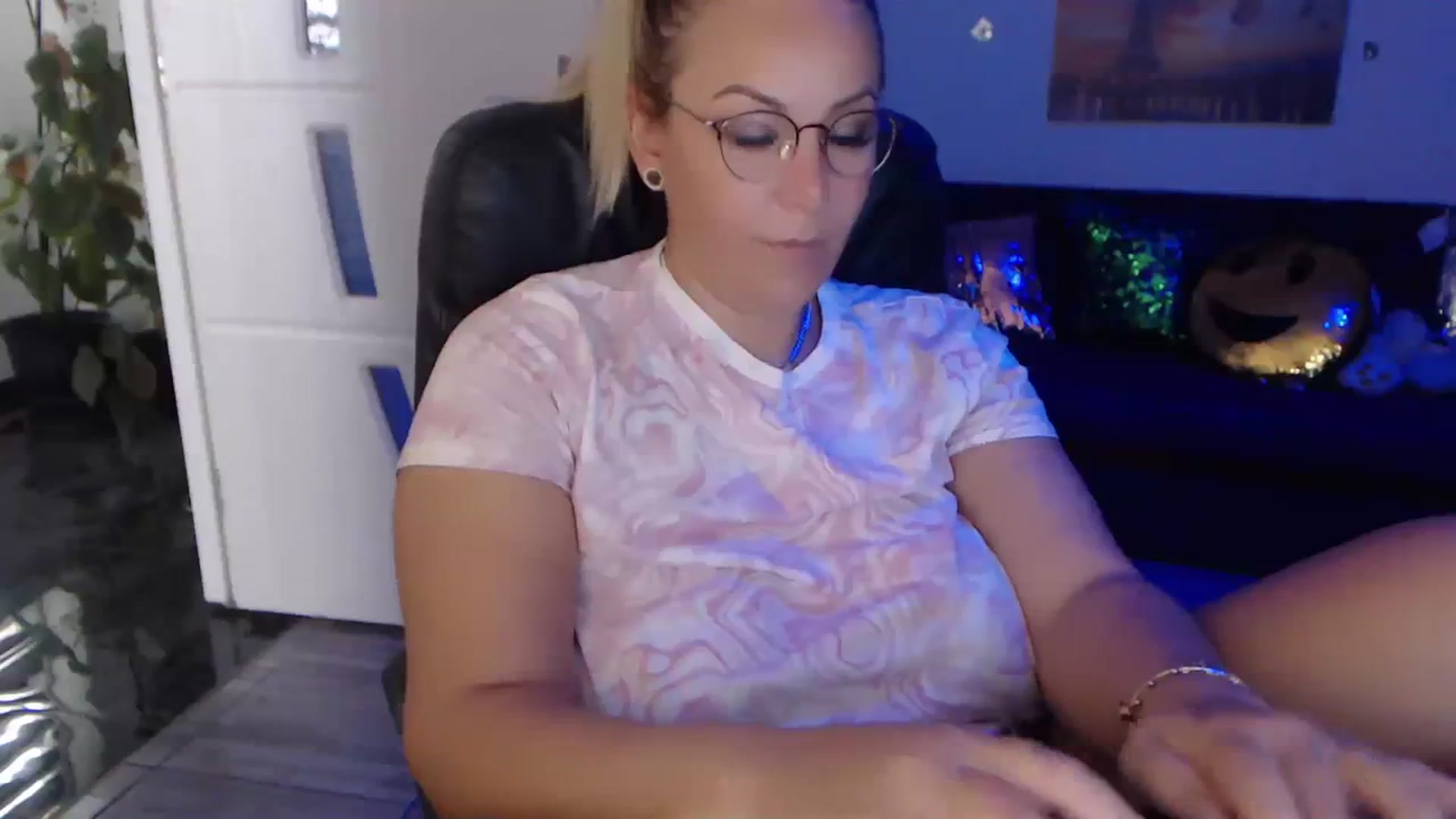 Gallery image thumbnail from A_baby_Boo's myfreecams stream on, 09/18/2023, 13:00 image 5 of 20