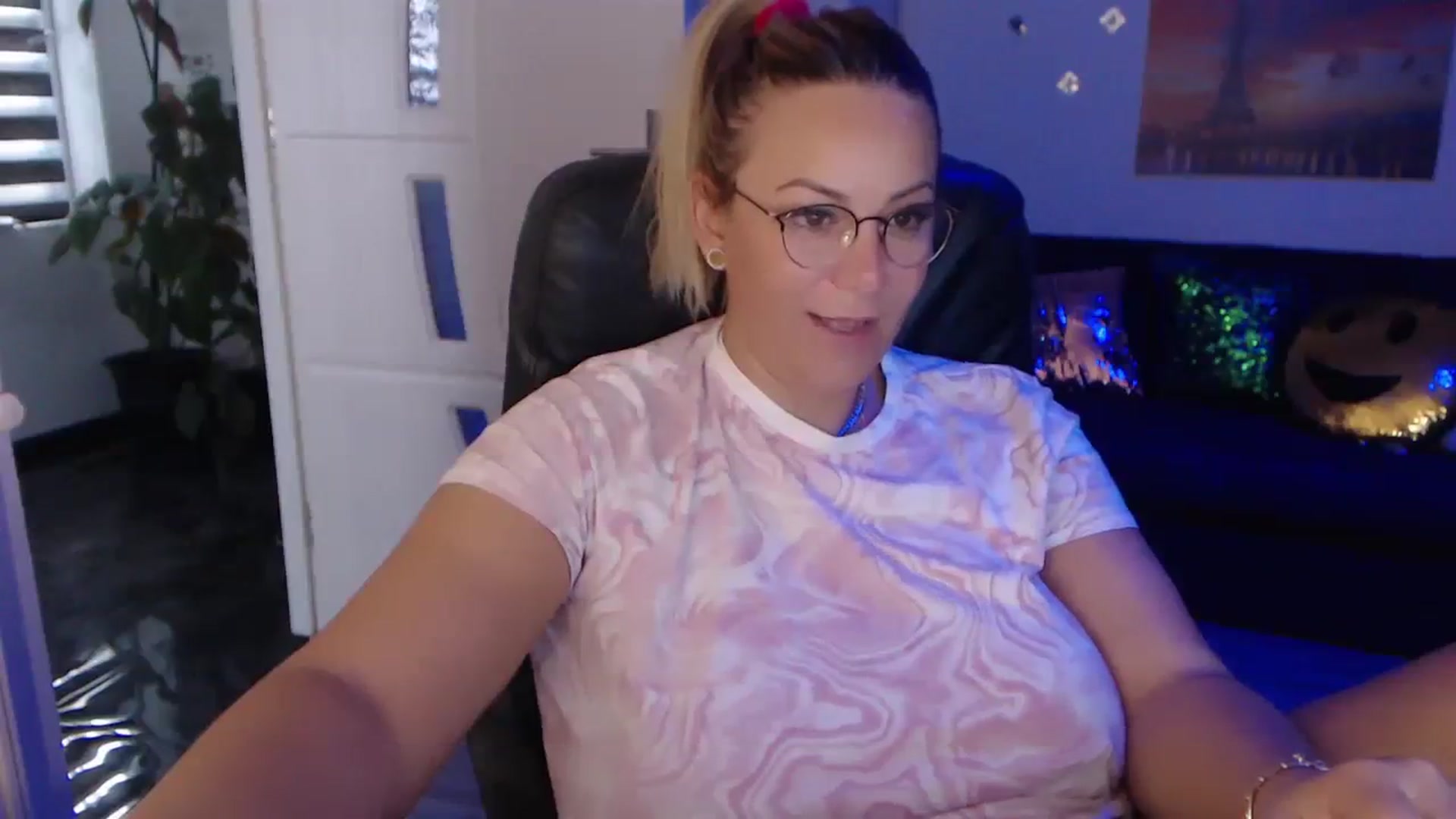 Gallery image thumbnail from A_baby_Boo's myfreecams stream on, 09/18/2023, 13:00 image 8 of 20