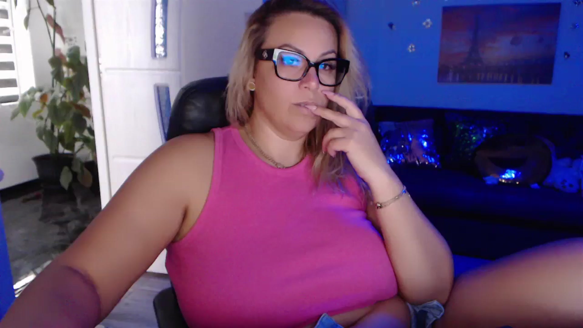 Gallery image thumbnail from A_baby_Boo's myfreecams stream on, 09/19/2023, 13:17 image 18 of 20