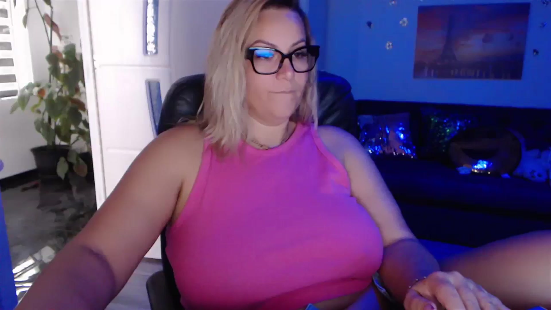 Gallery image thumbnail from A_baby_Boo's myfreecams stream on, 09/19/2023, 13:17 image 10 of 20