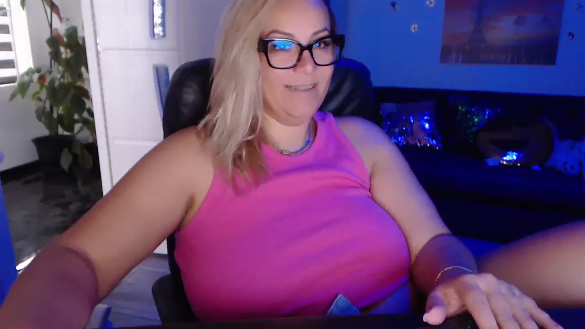 Gallery image thumbnail from A_baby_Boo's myfreecams stream on, 09/19/2023, 13:38 image 3 of 20