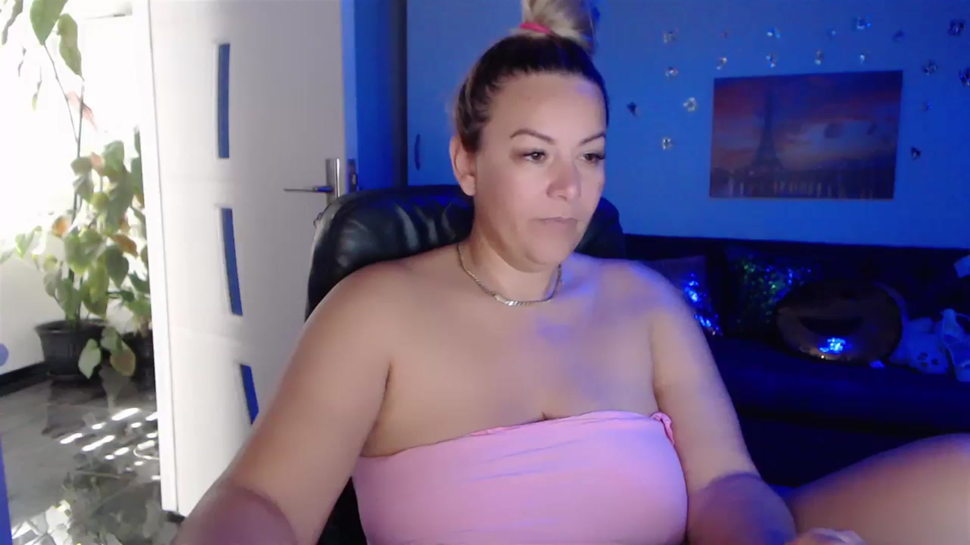 Gallery image thumbnail from A_baby_Boo's myfreecams stream on, 09/24/2023, 09:03 image 4 of 20