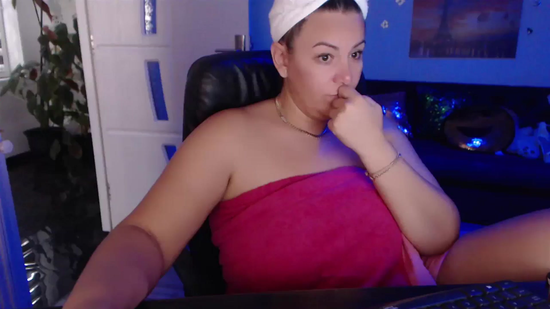 Gallery image thumbnail from A_baby_Boo's myfreecams stream on, 09/26/2023, 13:19 image 3 of 20