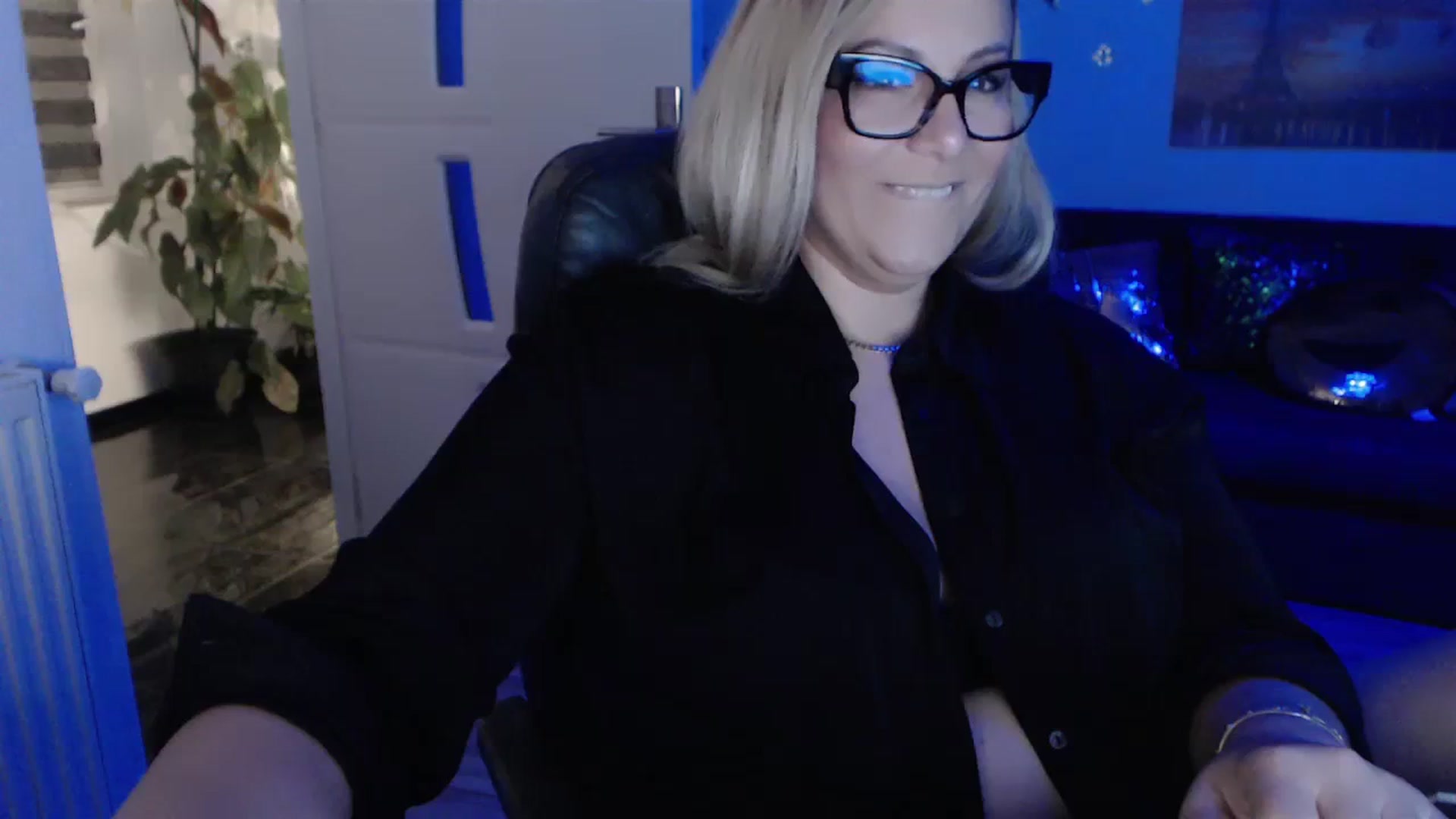 Gallery image thumbnail from A_baby_Boo's myfreecams stream on, 09/26/2023, 19:17 image 3 of 20