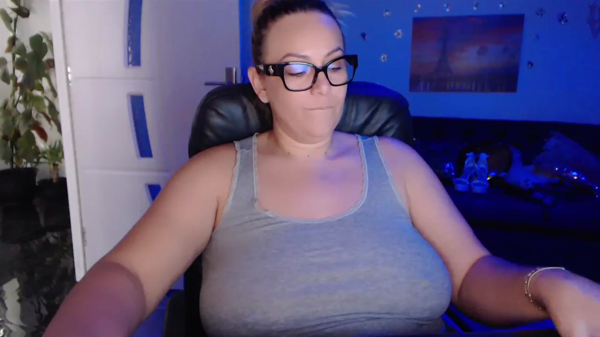 Gallery image thumbnail from A_baby_Boo's myfreecams stream on, 10/10/2023, 11:44 image 14 of 20