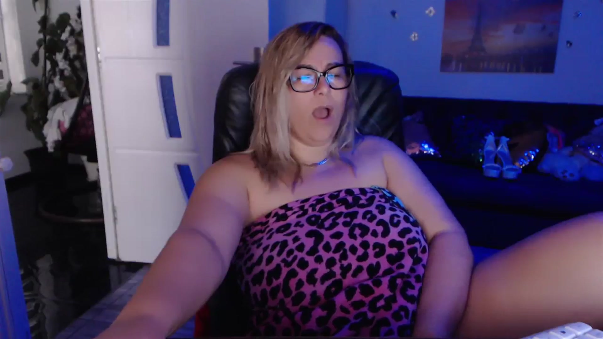 Gallery image thumbnail from A_baby_Boo's myfreecams stream on, 10/22/2023, 14:05 image 12 of 20