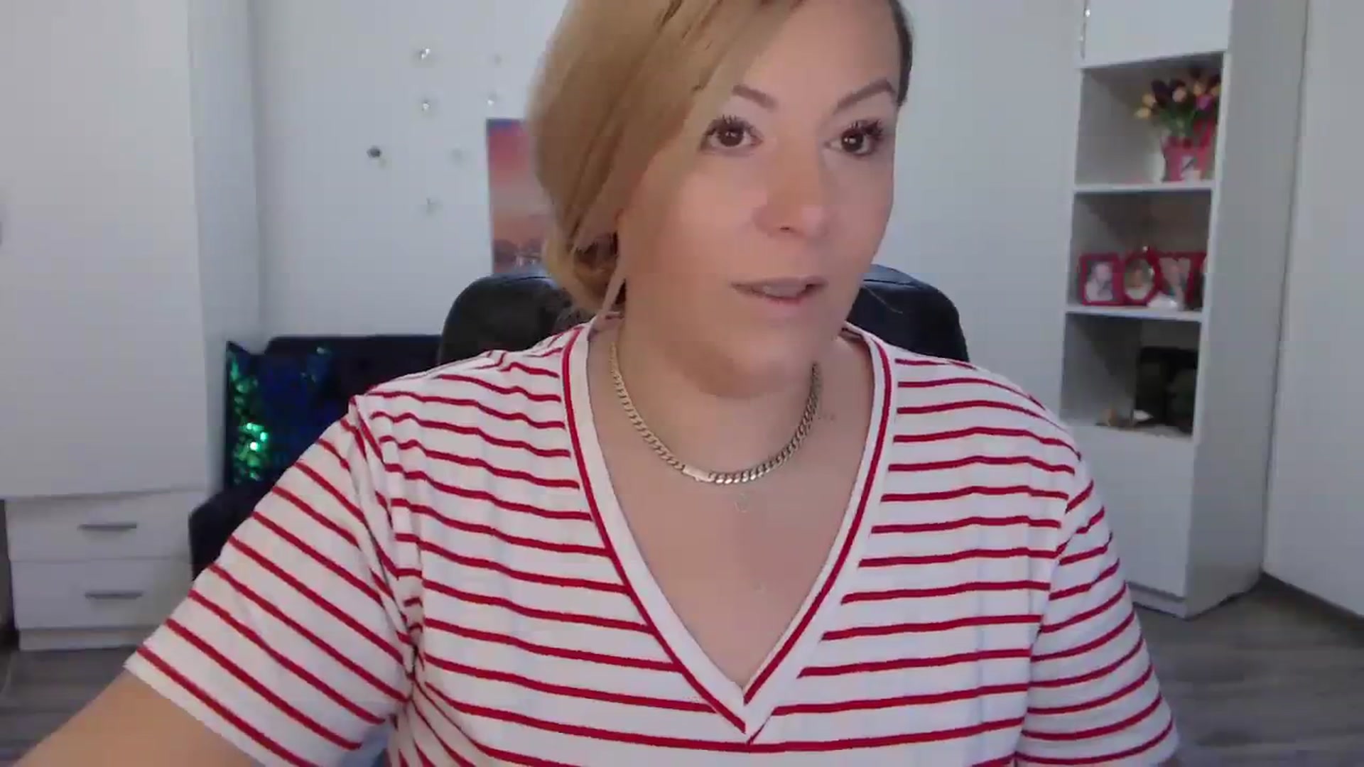 Gallery image thumbnail from A_baby_Boo's myfreecams stream on, 11/20/2023, 14:39 image 15 of 20
