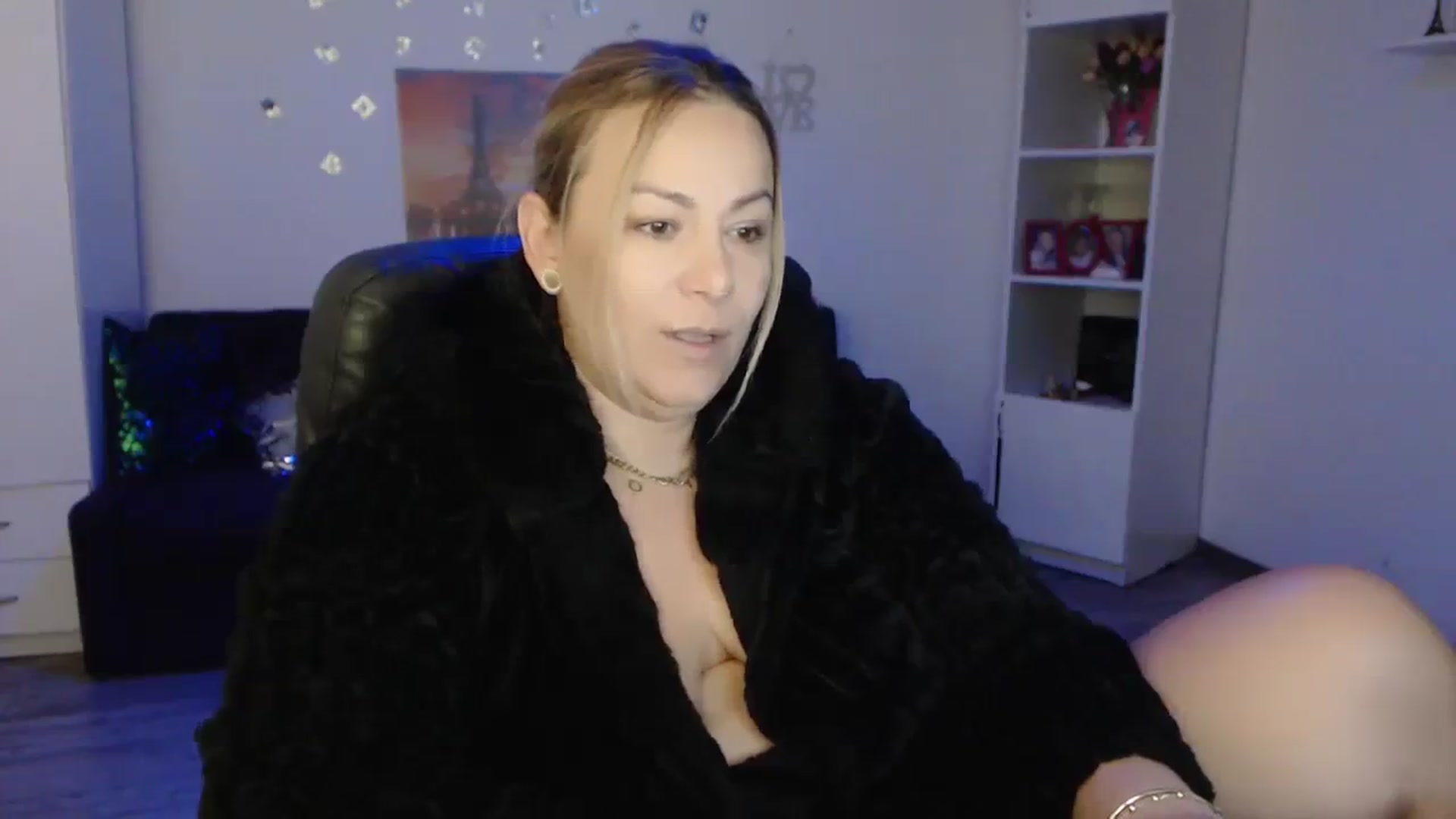 Gallery image thumbnail from A_baby_Boo's myfreecams stream on, 11/22/2023, 15:02 image 14 of 20