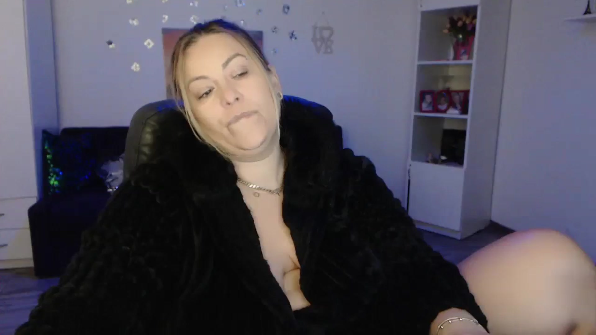 Gallery image thumbnail from A_baby_Boo's myfreecams stream on, 11/22/2023, 15:02 image 10 of 20