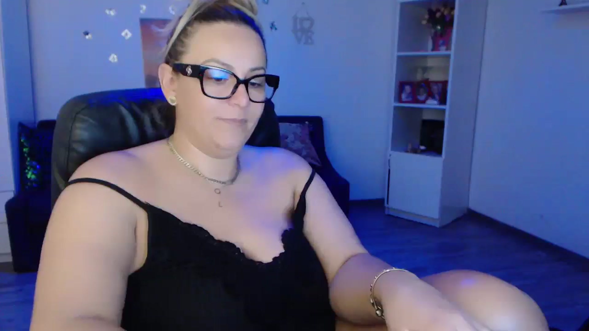 Gallery image thumbnail from A_baby_Boo's myfreecams stream on, 11/22/2023, 21:26 image 2 of 20