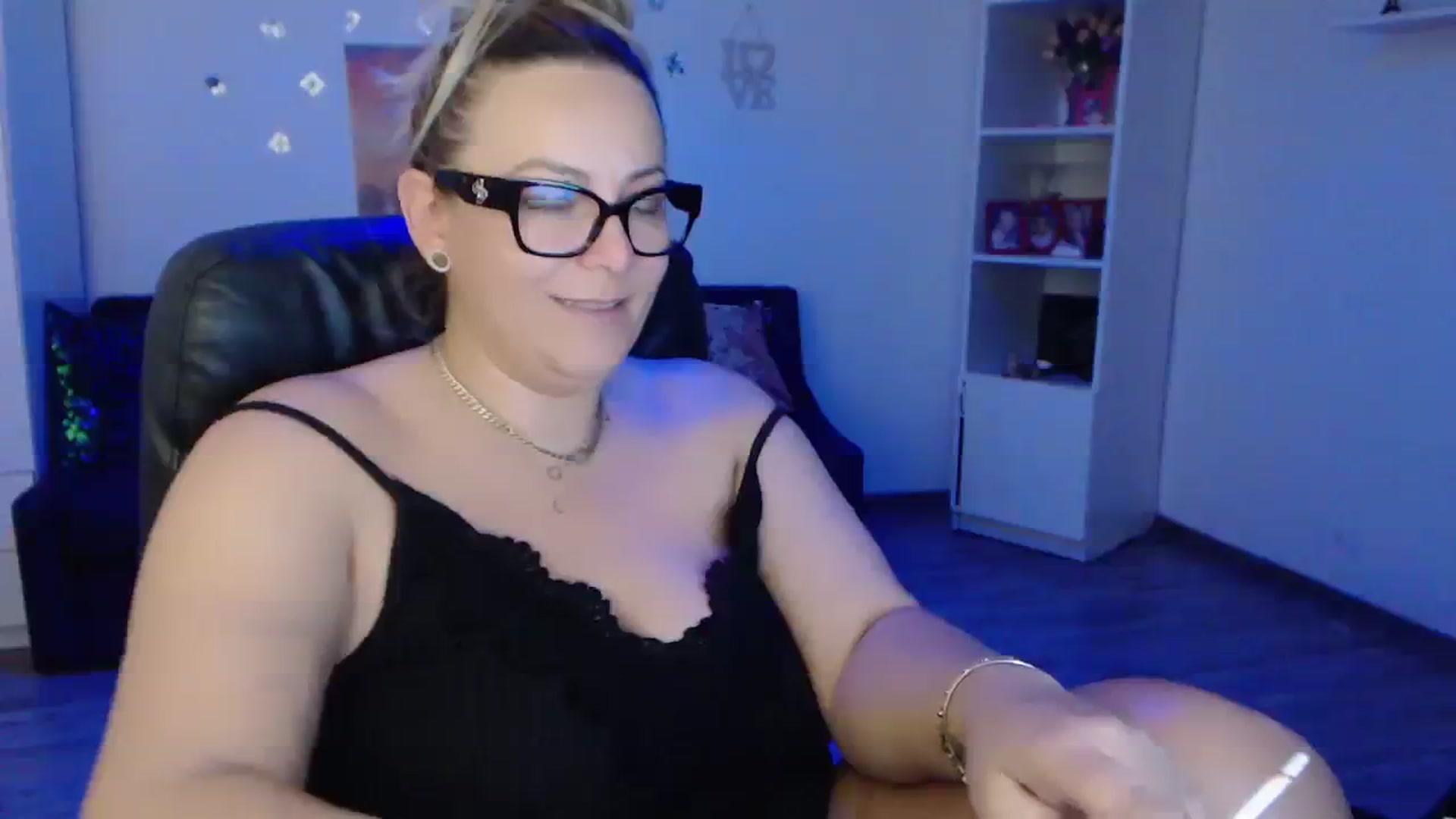 Gallery image thumbnail from A_baby_Boo's myfreecams stream on, 11/22/2023, 21:26 image 7 of 20