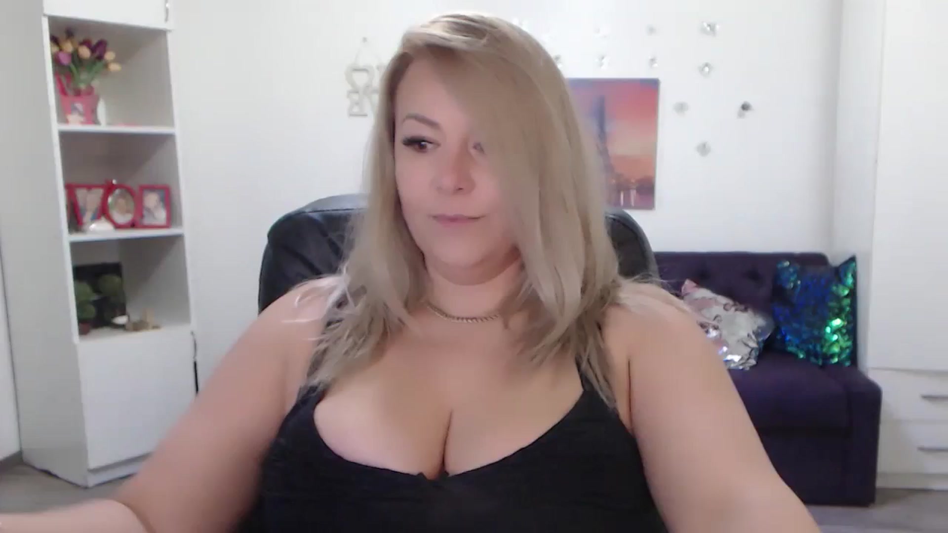 Gallery image thumbnail from A_baby_Boo's myfreecams stream on, 12/01/2023, 19:25 image 18 of 20