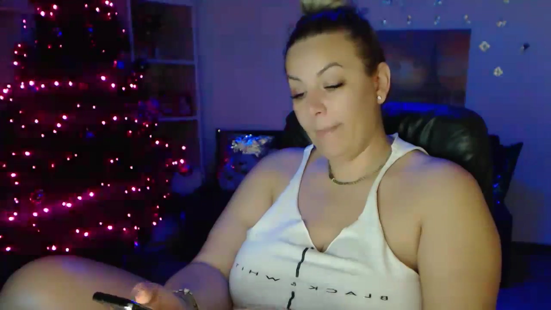 Gallery image thumbnail from A_baby_Boo's myfreecams stream on, 12/10/2023, 14:47 image 17 of 20