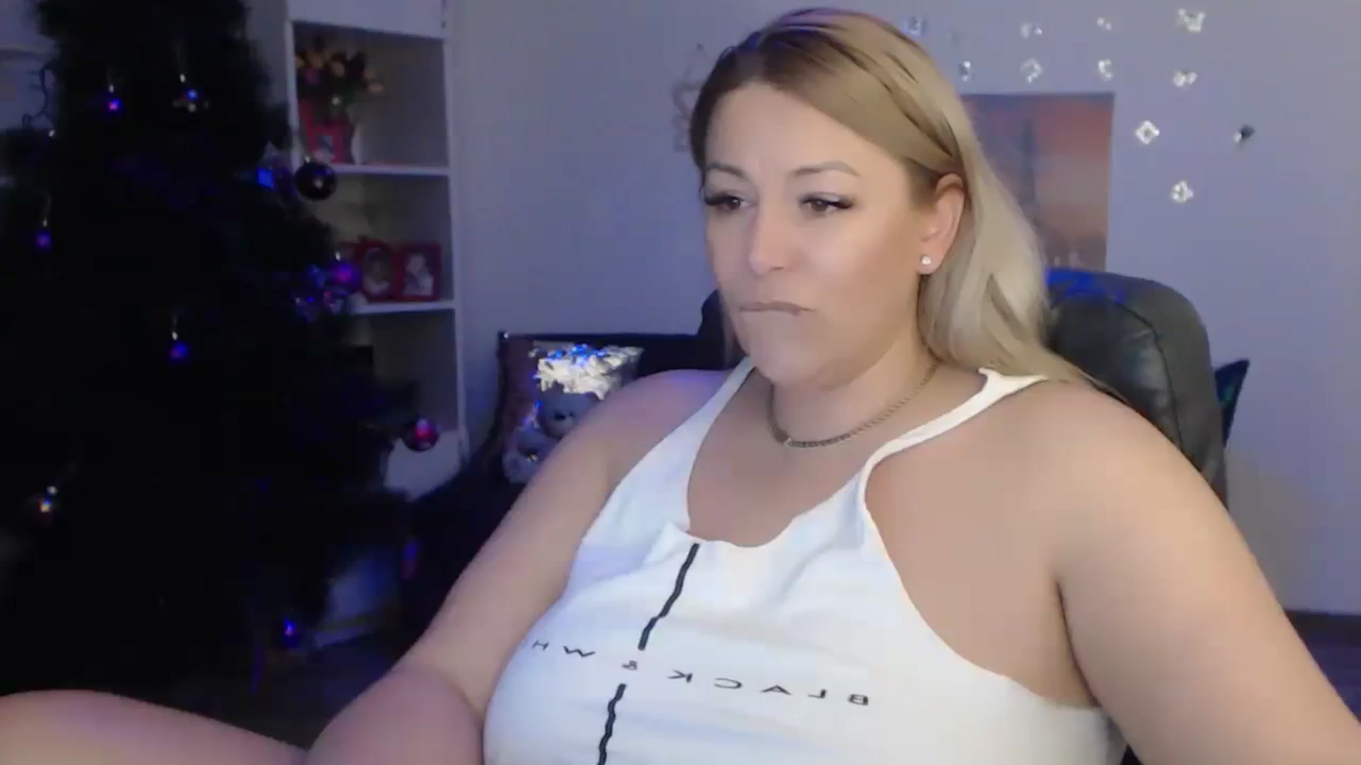 Gallery image thumbnail from A_baby_Boo's myfreecams stream on, 12/10/2023, 21:18 image 3 of 20