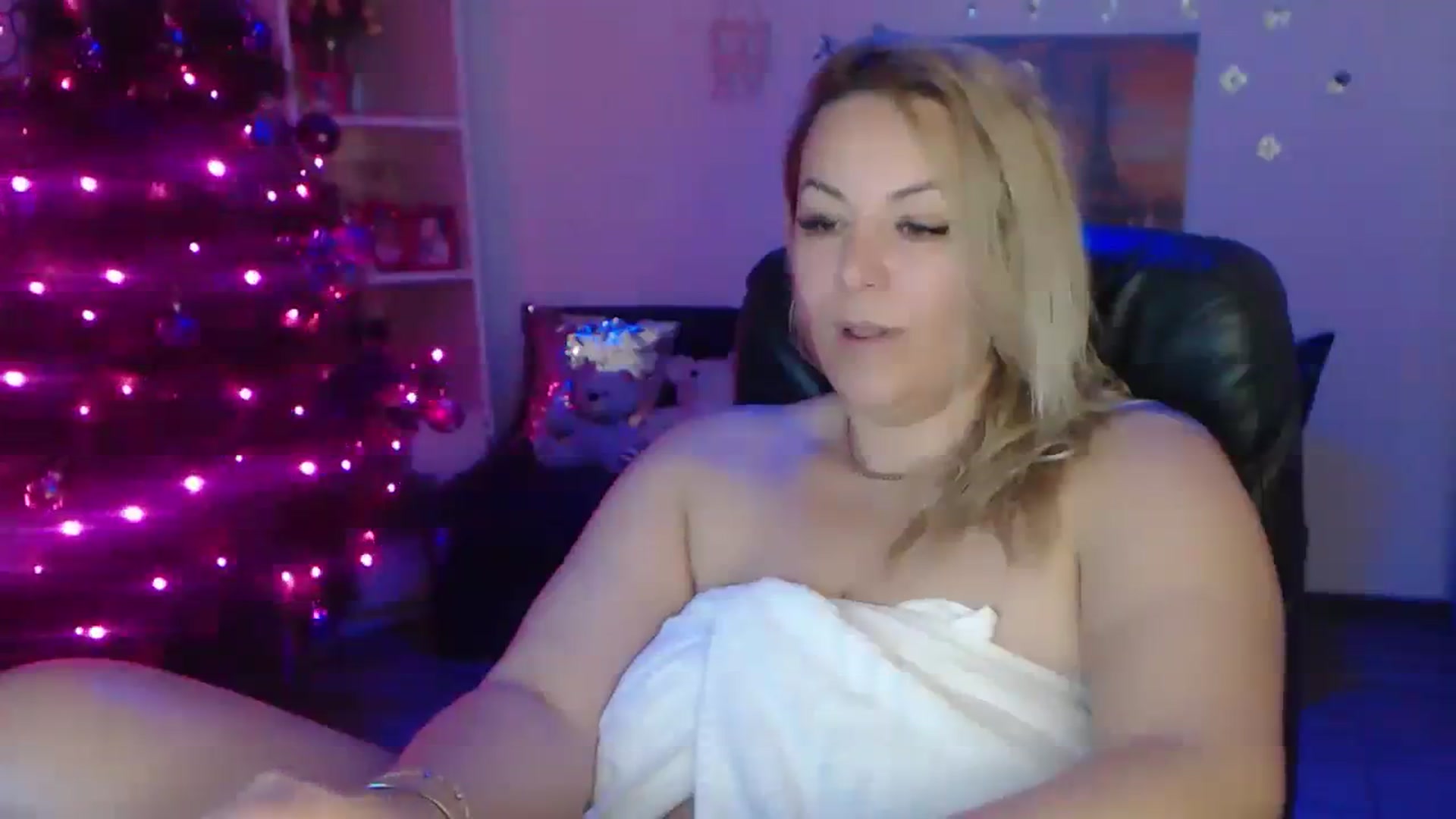 Gallery image thumbnail from A_baby_Boo's myfreecams stream on, 12/12/2023, 15:22 image 15 of 20